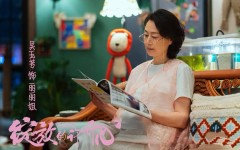 62岁吴玉芳素颜逛街穿粉衣白裤清爽又显贵33岁大女儿气质像妈？自拍照女素颜一人