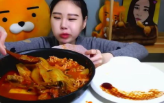 小姐姐吃霸王菜吃的很快,一餐霸占美食界眼球