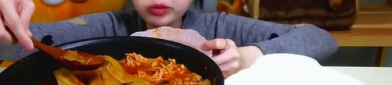 小姐姐吃霸王菜吃的很快,一餐霸占美食界眼球
