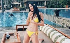 温碧霞比基尼沙滩秀身材富豪老公为她拍照结婚25年依旧恩爱如初2025年5月24日