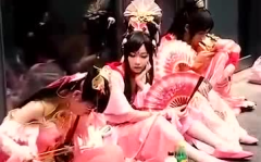 小姐姐拉的二胡图片真实,小姐姐演绎传统乐韵之美