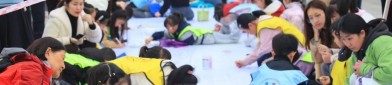 四川遂宁：风筝IP串联多元业态！2025观音湖·潍坊风筝表演秀点燃春日狂欢，迈阿密黑色胶带泳装时装秀视频