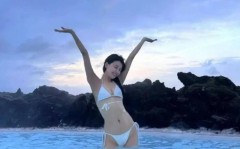 孙怡素颜泳装亮相白色比基尼展现完美身材惊艳全场_迈阿密比基尼泳装时装