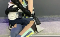儿子在小姐姐怀里不走,不愿离去温馨瞬间